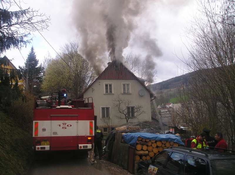 2010.04.15. - VRCHLABI - pozar rodinneho domu - 001.JPG