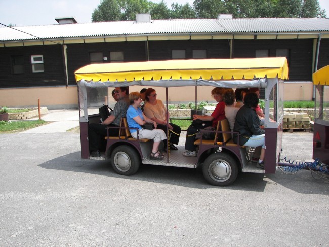 41 Cesta na rozhl. Černá studnice -  vyhl. vláčkem.jpg