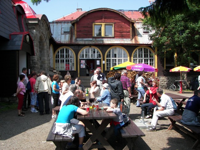 61 Cesta na rozhl. Černá studnice -  vyhl. vláčkem.jpg
