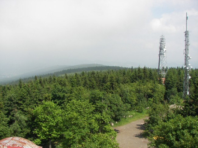 63 Cesta na rozhl. Černá studnice -  vyhl. vláčkem.jpg
