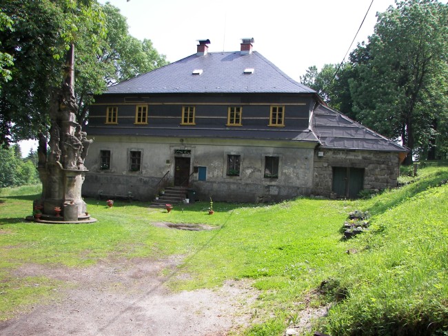 81 Cesta na rozhl. Černá studnice -  vyhl. vláčkem.jpg